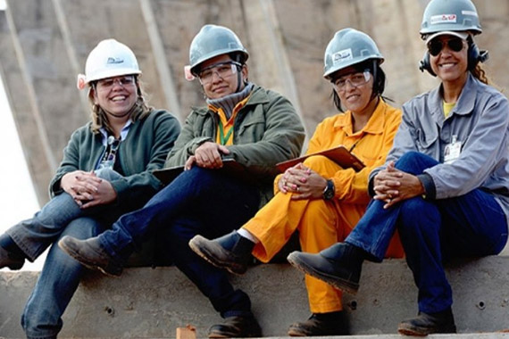Engenheira em campo com equipamento
